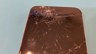 iPhoneSE2ガラスが割れインカメラも映らない【iPhone修理所沢】