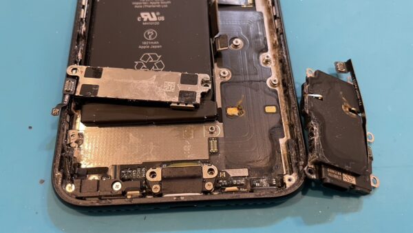 iPhoneSE2雨水で水没の修理【iPhone修理所沢】