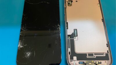 iPhone15バキバキの画面修理【iPhone修理所沢】