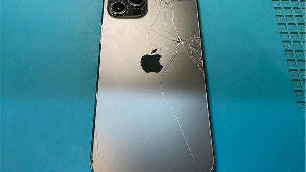 iPhone12Pro背面ガラス割れの修理【iPhone修理所沢】