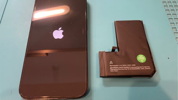 バッテリー膨張で画面浮きiPhone14Pro【iPhone修理所沢】