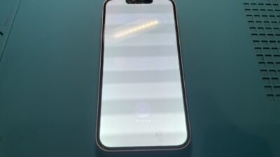 iPhone13白い画面の状態で画面修理【iPhone修理所沢】