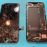 画面が粉々、iPhoneSE3の画面修理ご対応【iPhone修理所沢】