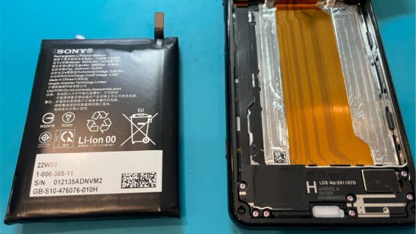 XPERIA5Ⅱバッテリー膨張の修理【スマホ修理所沢】