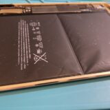 画面が外れる程のバッテリー膨張の修理【iPad修理所沢】