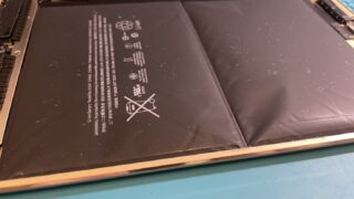 画面が外れる程のバッテリー膨張の修理【iPad修理所沢】