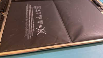 画面が外れる程のバッテリー膨張の修理【iPad修理所沢】