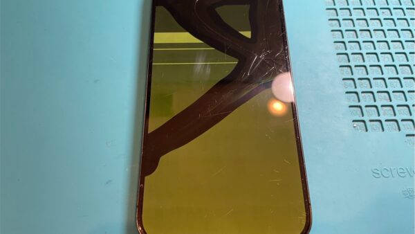 iPhone15Pro画面重度の故障も即日修理【iPhone修理所沢】