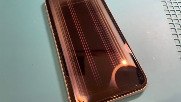 iPhone11液晶不良の原因は水没かも【iPhone修理所沢】