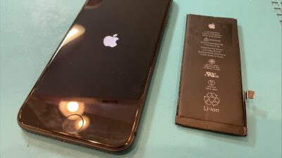 iPhoneSE2バッテリー膨張の修理【iPhone修理所沢】