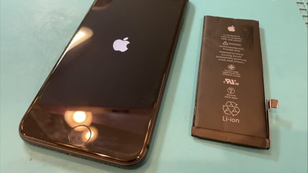 iPhoneSE2バッテリー膨張の修理【iPhone修理所沢】