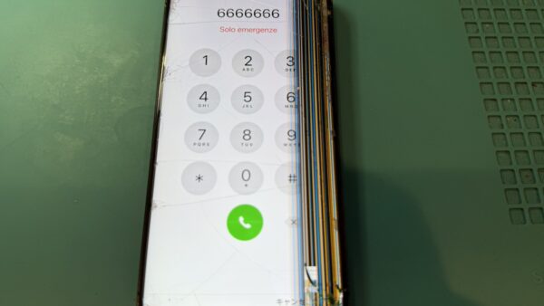 iPhone15Pro画面割れによる液晶縦線修理【iPhone修理所沢】