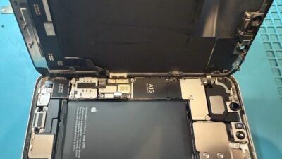 バッテリー膨張したiPhone13の修理【iPhone修理所沢】