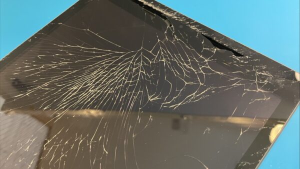 iPadバキバキの画面、お直し可能です。【iPad修理所沢】