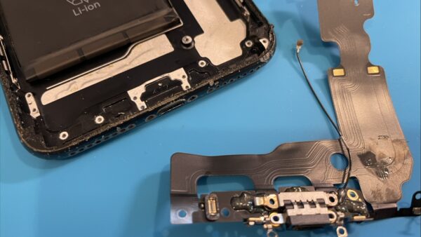 充電ができず起動できないiPhone7Plusの修理【所沢iPhone修理】