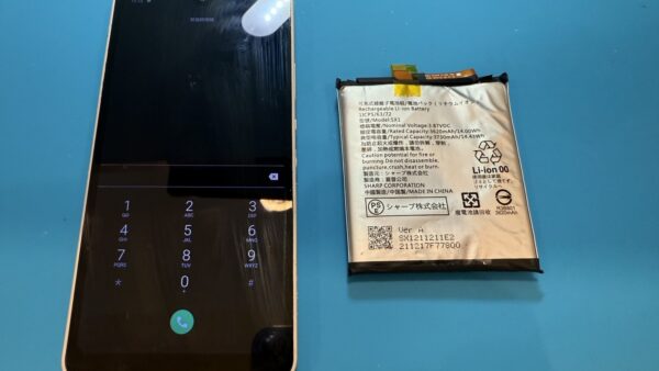 AQUOS Wishバッテリー膨張の修理【スマホ修理所沢】