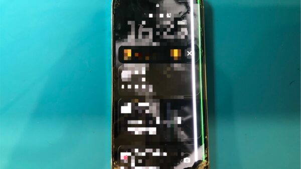iPhone12ProMax画面故障で縦線が入る【iPhone修理所沢】