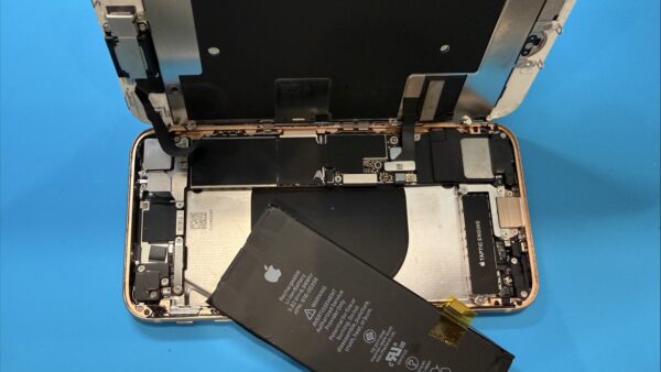 iPhone8バッテリー交換のご依頼【iPhone修理所沢】