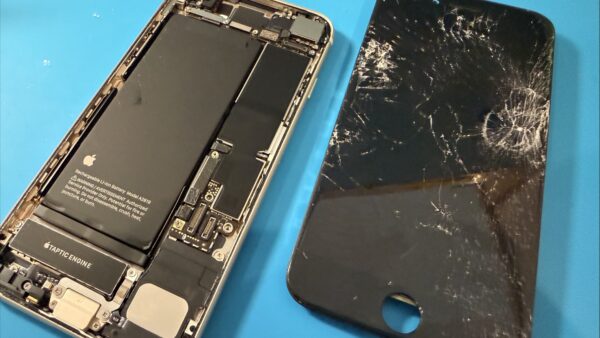 重度の画面破損iPhoneSE3の修理【iPhone修理所沢】