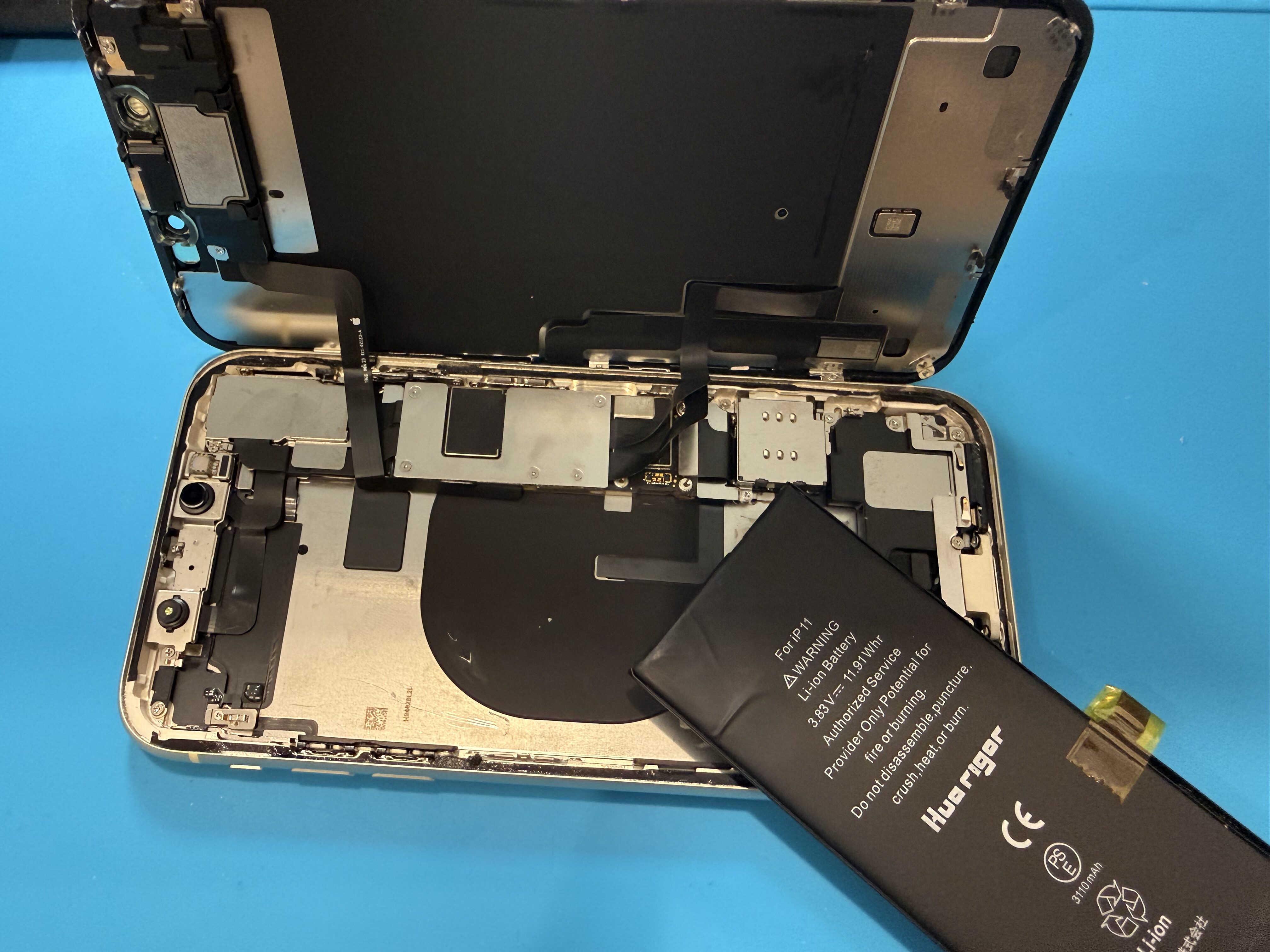 IiPhone11バッテリー交換既存バッテリーを外す