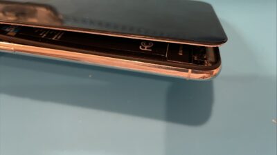 画面が外れたiPhoneXSの修理【iPhone修理所沢】