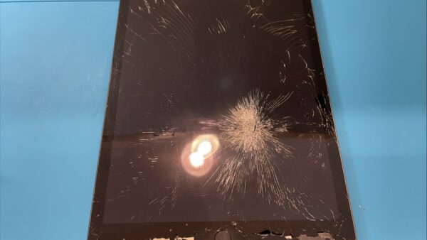 iPad第9世代画面割れ修理9,900円【iPad修理所沢】
