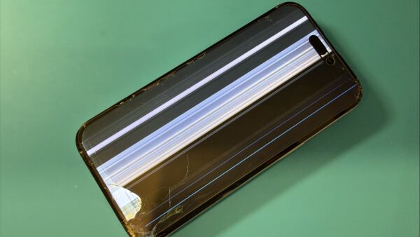 iPhone15液晶故障5,500円【iPhone修理所沢】