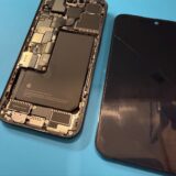 液晶の下半分が白く点滅/iPhone15Proの液晶交換【iPhone修理所沢】