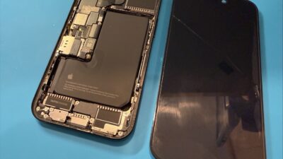 液晶の下半分が白く点滅/iPhone15Proの液晶交換【iPhone修理所沢】