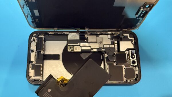 最大容量77%iPhone15Proバッテリー交換【iPhone修理所沢】