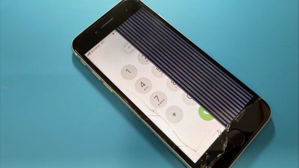 画面半分だけ故障iPhoneSE2の修理【iPhone修理所沢】