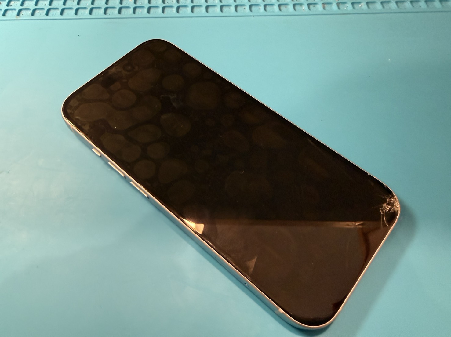 iPhone15ガラス割れブラックアウト画面修理【iPhone修理所沢