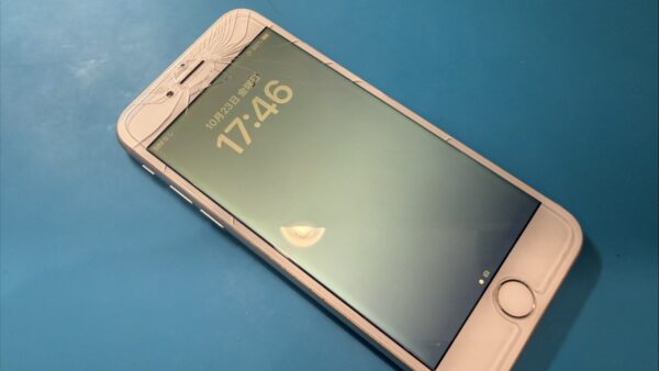 iPhone8画面割れ、画面修理【iPhone修理所沢】