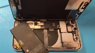 iPhone13miniバッテリー交換【iPhone修理所沢...