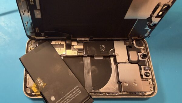iPhone13miniバッテリー交換【iPhone修理所沢】